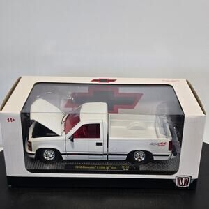 New M2 Machines 1993 Chevrolet C1500 SS 454 White R142 1:24 Diecast